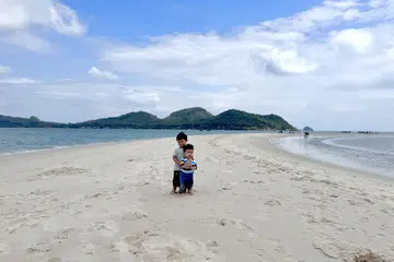 Anak penulis Muhammad Uwais Jefnilham (kiri) dan Muhammad Ihsan Jefnilham bergambar di pantai Laem Had, Koh Yao Yai.