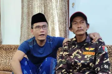 Gus Miftah (kiri) memohon maaf secara terbuka dan berkunjung ke rumah penjual teh ais, Encik Sunhaji, untuk berdamai. 