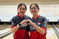 BANGKIT MENANG: Pemain boling Singapura, Ning Tay (kiri) dan Colleen Pee bergambar selepas masing-masing memenangi pingat emas dan gangsa dalam acara Masters wanita pada Kejohanan Boling Belia Asia di Bangkok, Thailand.