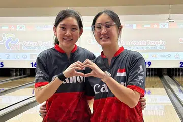 BANGKIT MENANG: Pemain boling Singapura, Ning Tay (kiri) dan Colleen Pee bergambar selepas masing-masing memenangi pingat emas dan gangsa dalam acara Masters wanita pada Kejohanan Boling Belia Asia di Bangkok, Thailand.