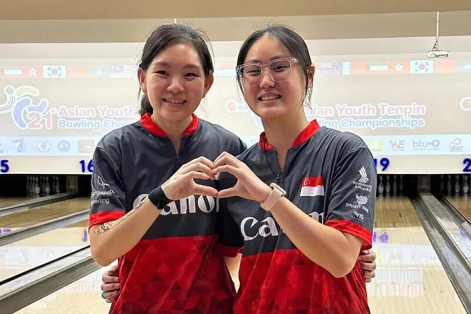 BANGKIT MENANG: Pemain boling Singapura, Ning Tay (kiri) dan Colleen Pee bergambar selepas masing-masing memenangi pingat emas dan gangsa dalam acara Masters wanita pada Kejohanan Boling Belia Asia di Bangkok, Thailand.