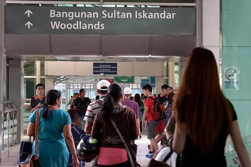 RAMAI GUNAKAN PENGANGKUTAN AWAM: Para pengguna melalui CIQ Johor setelah memutuskan untuk menggunakan pengangkutan awam.