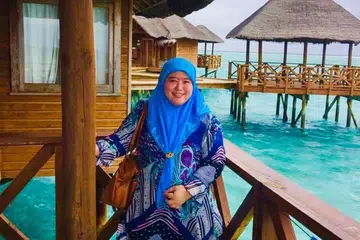 VILA PERMAI: Wartawan Haryani Ismail menikmati ketenangan laut biru kehijau-hijauan sewaktu menetap di vila sekitar Maldives. 