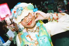 Cik Marliyana Zahari minat menggayakan busana ‘maximalism’ dengan kebaya janggan kuning, sarat dengan aksesori.  Ini merupakan estetika subbudaya Jepun, ‘Decora’, fesyen jalanan berwarna-warni dan sarat aksesori.