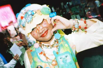 Cik Marliyana Zahari minat menggayakan busana ‘maximalism’ dengan kebaya janggan kuning, sarat dengan aksesori.  Ini merupakan estetika sub-budaya Jepun, Decora, fesyen jalanan berwarna-warni dan sarat aksesori.