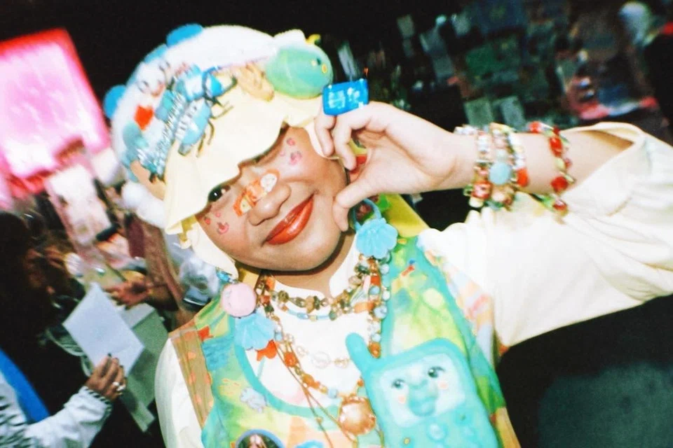 Cik Marliyana Zahari minat menggayakan busana ‘maximalism’ dengan kebaya janggan kuning, sarat dengan aksesori.  Ini merupakan estetika sub-budaya Jepun, Decora, fesyen jalanan berwarna-warni dan sarat aksesori.