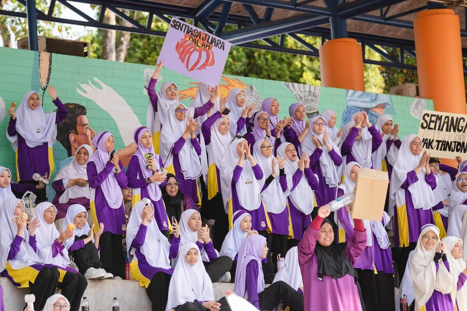 Pelajar Madrasah Wak Tanjong Al-Islamiah bersorak memberi sokongan.