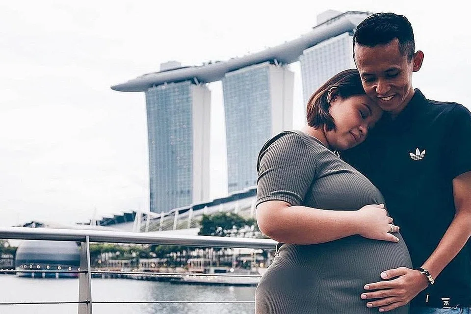 TERLEPAS GERAN SOKONGAN: Cik Farrah (atas) telah selamat melahirkan anak pertamanya pada pertengahan bulan lalu. Beliau dan suaminya, Encik Fazree Jaffre, berharap kriteria Geran Sokongan Bayi yang diumumkan minggu lalu dapat 'dilonggar' agar pasangan sepertinya layak memanfaatkannya.- Foto ihsan FARRAH WATTY ROZ AZMAN 