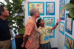 HARUS JIMAT GUNA AIR: Encik Masagos Zulkifli bersama pelajar Sekolah Rendah Changkat, Shruthi Suresh yang menyertai pameran menghargai sumber air setempat. - Foto BM oleh JASON QUAH