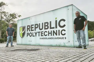 Allahyarham Syafidi (kiri) bersama rakan karibnya, Encik Muhammad Faizal Abdullah (kanan), merakam kenangan pada hari terakhir peperiksaan diploma mereka Februari lalu. 