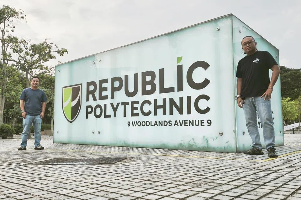 Allahyarham Syafidi (kiri) bersama rakan karibnya, Encik Muhammad Faizal Abdullah (kanan), merakam kenangan pada hari terakhir peperiksaan diploma mereka Februari lalu. 