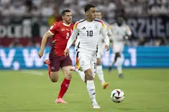 Pemain tengah Jerman, Jamal Musiala (kanan), 21 tahun, merupakan pemain berbakat dengan kelincahan, ketajaman, dan kemampuan mencipta peluang gol. Prestasi baik beliau dalam dua perlawanan terakhir untuk Jerman dengan mendapatkan dua ‘assist’ telah meningkatkan nilainya buat negara. Dengan kehadiran Musiala, Jerman bakal meletakkan harapan kepada bintang muda itu dan berharap dapat menebus kekalahan pusingan kalah mati di tangan England pada Euro 2021. 