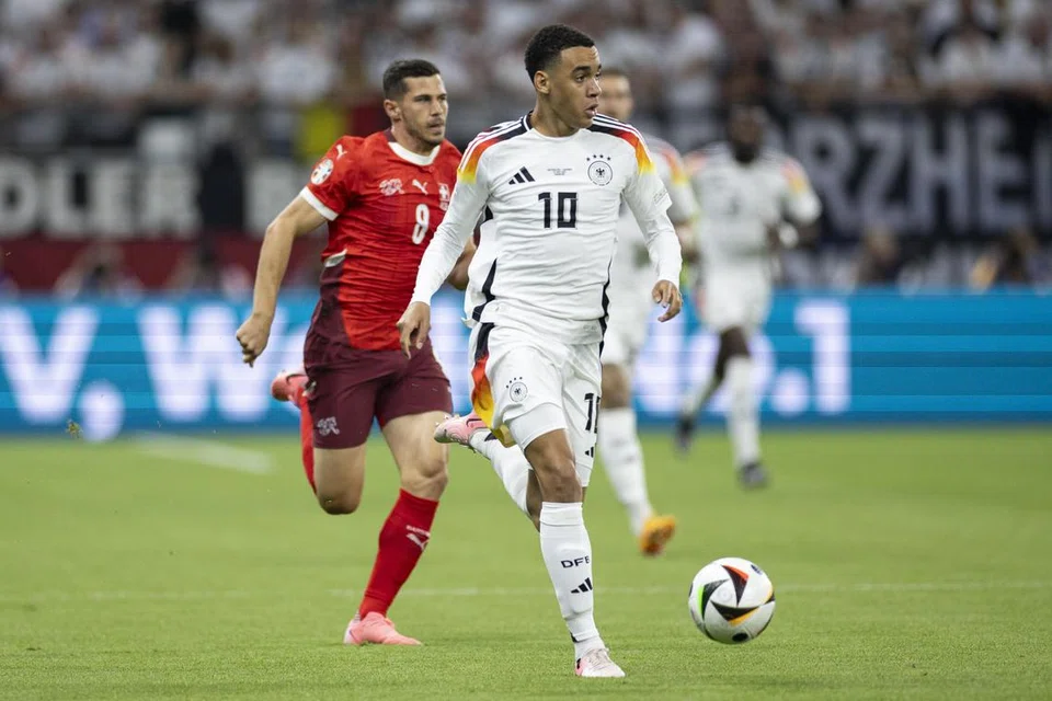 Pemain tengah Jerman, Jamal Musiala (kanan), 21 tahun, merupakan pemain berbakat dengan kelincahan, ketajaman, dan kemampuan mencipta peluang gol. Prestasi baik beliau dalam dua perlawanan terakhir untuk Jerman dengan mendapatkan dua ‘assist’ telah meningkatkan nilainya buat negara. Dengan kehadiran Musiala, Jerman bakal meletakkan harapan kepada bintang muda itu dan berharap dapat menebus kekalahan pusingan kalah mati di tangan England pada Euro 2021. 