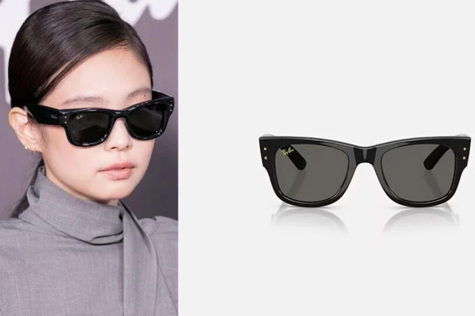 Jennie memakai cermin mata hitam Mega Wayfarer Black Out dari Ray-Ban untuk tampil santai namun tetap bergaya.