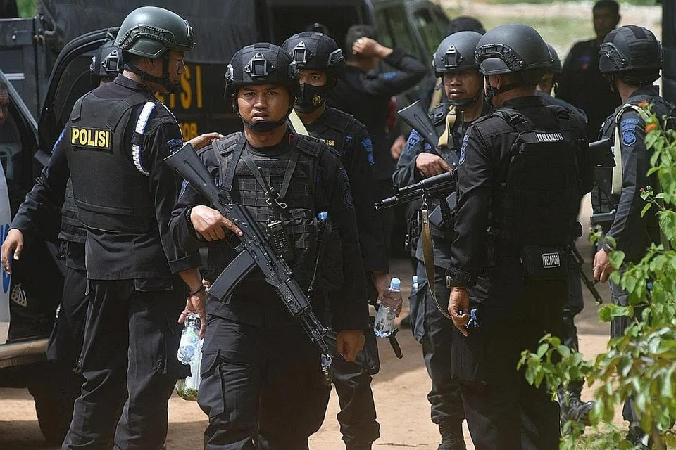 LAKUKAN SERBUAN: Pasukan keselamatan Indonesia melakukan serbuan di sebuah tempat yang disyaki menjadi tempat persembunyian pengganas yang disyaki di Palu Utara, Sulawesi Tengah. - Foto ANTARA/JAKARTA POST