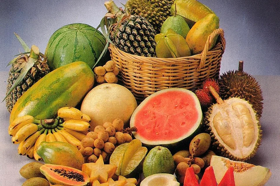 BERBUKA PUASA: Mulakan setiap hidangan dengan minum segelas air dan memakan buah sebelum mengambil makanan yang lebih berat seperti nasi atau roti. Inilah cara yang dianjurkan kita berbuka puasa - dengan segelas air dan buah (seperti buah kurma).