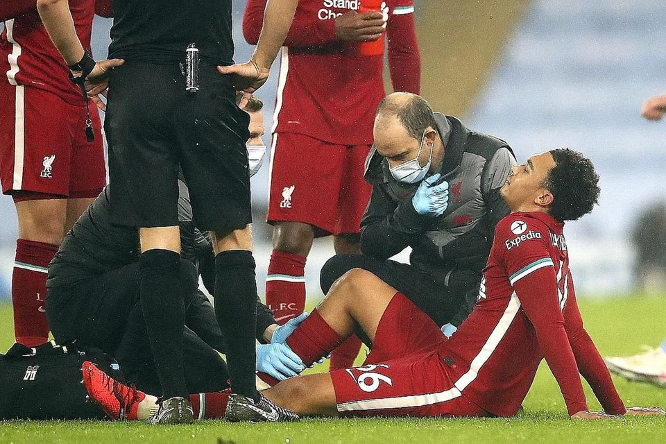 CEDERA: Trent Alexander-Arnold (gambar atas) menerima rawatan dalam perlawanan antara Liverpool dengan Manchester City pada 8 November lalu. Joe Gomez seorang lagi pemain Liverpool, pula dikhuatiri mengalami kecederaan lutut jangka panjang semasa menghadiri sesi latihan pasukan England. Turut tercedera dalam satu lagi perlawanan antarabangsa ialah pemain midfield Manchester City, Nathan Benjamin Ake ketika mewakili negaranya, Belanda, menentang Sepanyol pada 11 November lalu. - Foto-foto EPA-EFE, AFP