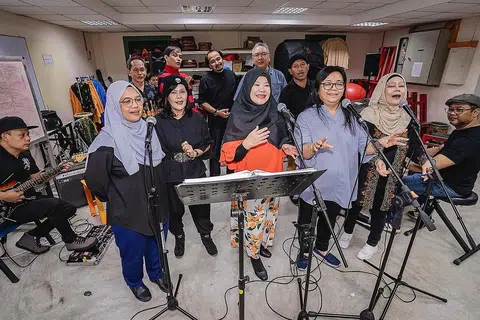 SATU HATI DEMI NOSTALGIA: Alumni Adubakat 1986 yang terdiri daripada (barisan depan, dari kiri) Asiyah Sinnan, Juliana Samat, Rosezita Rusli, Rizana Adnan dan Suliah Kasmadi, serta (barisan belakang, dari kiri) Jalil Yani, Sabarudin Leman, Azman Shariff, Azhar Ahmad dan Othman Abdullah, gigih berlatih bagi acara makan sambil berhibur di Holiday Inn Singapore Orchard City Centre, Ahad ini.