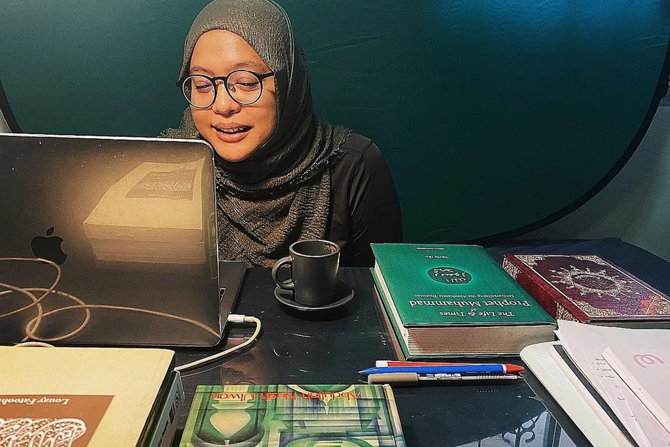 USTAZAH LINA SAKINA SALIM: Gunakan aplikasi pendidikan tambahan yang lain demi menjadikan pembelajaran dalam talian lebih interaktif dan kekal menarik. Beliau mengajar di bawah program aLIVE dan mengaji di tiga masjid tempatan. - Foto ihsan LINA SAKINA SALIM