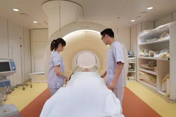 Karyawan kesihatan bersekutu, contohnya, pakar radiografi, memainkan peranan penting seiring doktor dan jururawat dalam menyediakan penjagaan menyeluruh kepada pesakit. 