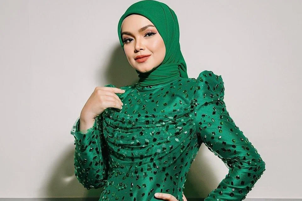 Pilihan warna hijau pula digayakan dengan baju ciptaan, Ashraff Zainal, untuk persalinan ketiga pada konsert malam kedua.