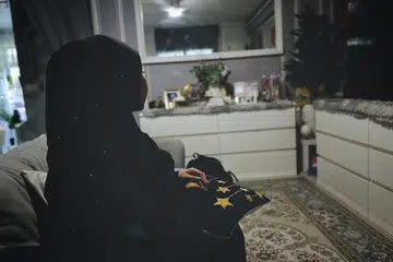 Cik Roziana Ramli, 43 tahun, merupakan penduduk rumah sewa di Keat Hong, yang rumahnya ditimpa kebakaran awal tahun 2024 dan dihiasi semula oleh satu daya usaha silang agensi menerusi bantuan Projek Dian@M³.