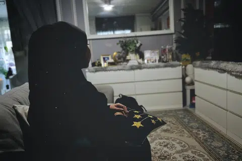 Cik Roziana Ramli, 43 tahun, merupakan penduduk rumah sewa di Keat Hong, yang rumahnya ditimpa kebakaran awal tahun 2024 dan dihiasi semula oleh satu daya usaha silang agensi menerusi bantuan Projek Dian@M³.