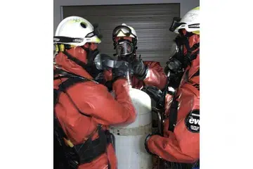 GAS BOCOR: Sebuah pasukan HazMat dikerah memberi bantuan dalam satu kejadian gas ammonia yang bocor di Ang Mo Kio.