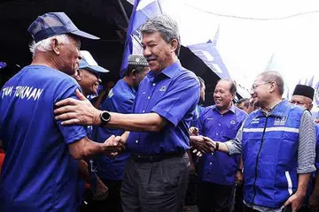 SOKONGAN PENGUNDI: Timbalan pengerusi BN, Datuk Seri Mohamad Hasan (depan, dua dari kiri), berkata parti itu berupaya membentuk kerajaan kerana tiada isu besar yang boleh menggugatnya. - Foto ASTRO AWANI