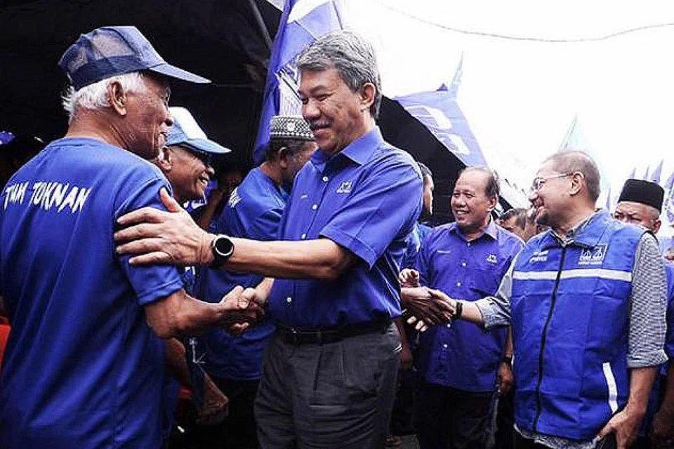 SOKONGAN PENGUNDI: Timbalan pengerusi BN, Datuk Seri Mohamad Hasan (depan, dua dari kiri), berkata parti itu berupaya membentuk kerajaan kerana tiada isu besar yang boleh menggugatnya. - Foto ASTRO AWANI