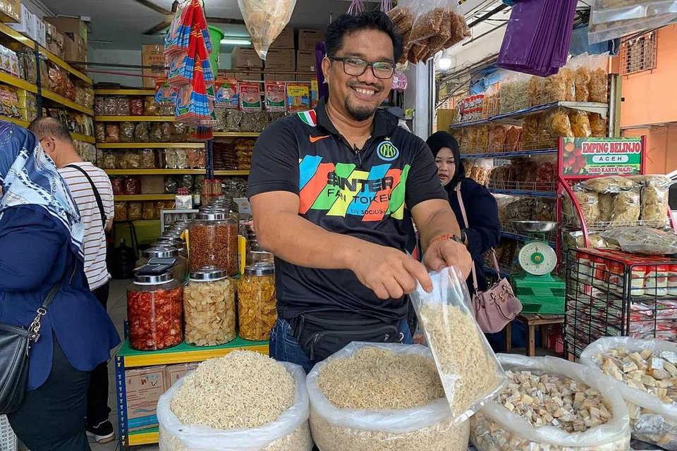 SEMAKIN RANCAK: Pemilik generasi ketiga gerai Toko Karya Maju, Encik Ridho Fernandes, berkata beliau melihat lebih ramai warga Singapura datang membeli barangannya namun belum mencapai tahap prapandemik. Perniagaannya kini telah pulih sekitar 50 peratus. - Foto-foto BH oleh NUR SYUHRAH HASSAN