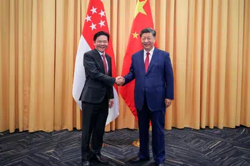 Perdana Menteri Lawrence Wong (kiri) dan Presiden Xi Jinping bertemu di luar sidang puncak Apec di Lima, Peru.