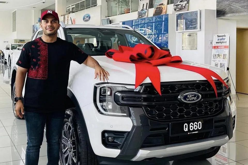 DEMI AMAL: Fikry Ibrahim membeli kereta SUV untuk digunakan dalam misi menyelamat mangsa banjir di Malaysia. - Foto INSTAGRAM FIKRY IBRAHIM