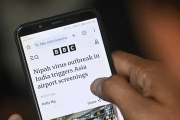 Seorang lelaki mengikuti berita di telefon bimbitnya mengenai kes virus Nipah yang dikesan di Bengal Barat, Karachi, Pakistan, pada 28 Januari 2026.