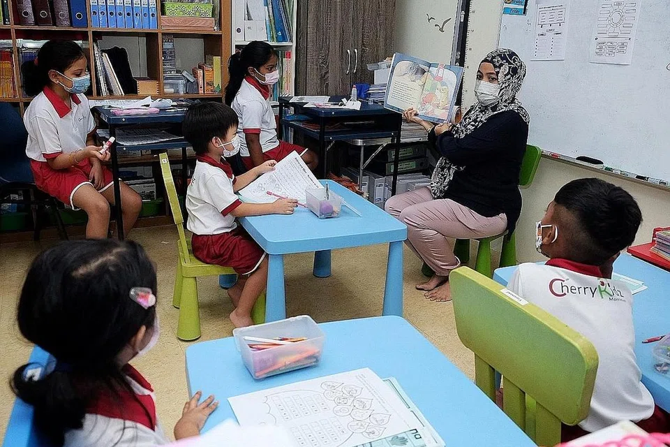 PERTINGKAT KEMAHIRAN: Cik Salbiah Ramli menyertai Program Penukaran Kerjaya (CCP) bagi Guru Prasekolah WSG pada 2018 untuk menimba dan mempertingkat kemahirannya dalam pendidikan dan penjagaan awal kanak-kanak. Beliau kini seorang guru kanan di pusat penjagaan kanak-kanak Cherry Kidz Montessori Childcare. - Foto BH oleh KHALID BABA