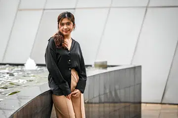 RINGANKAN BEBAN: Penerima dermasiswa Yayasan Pendidikan Buddhist Singapura (SBLEF), Cik Atiqah Nadzirah Ishak, syukur bantuan kewangan itu dapat bantu meringankan beban pembayaran yuran sekolahnya di Universiti Sains Kemasyarakatan Singapura (SUSS).