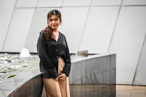 RINGANKAN BEBAN: Penerima dermasiswa Yayasan Pendidikan Buddhist Singapura (SBLEF), Cik Atiqah Nadzirah Ishak, syukur bantuan kewangan itu dapat bantu meringankan beban pembayaran yuran sekolahnya di Universiti Sains Kemasyarakatan Singapura (SUSS).