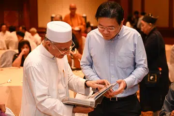 FAHAM KONTEKS: Timbalan Perdana Menteri, Encik Lawrence Wong, berkata Singapura amat bernasib baik kerana pemimpin agamanya memahami bahawa kepercayaan mereka boleh diamalkan dengan baik menerusi cara yang sesuai dengan konteks berbilang kaum dan agama Singapura. 