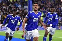 RAI GOL: Pemain Leicester City, Ayoze Perez meraikan bersama rakan-rakan pasukan selepas menjaringkan gol pembukaan antara Leicester dan Napoli yang berakhir dengan keputusan seri 2-2. - Foto EPA-EFE