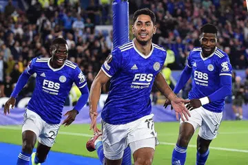 RAI GOL: Pemain Leicester City, Ayoze Perez meraikan bersama rakan-rakan pasukan selepas menjaringkan gol pembukaan antara Leicester dan Napoli yang berakhir dengan keputusan seri 2-2. - Foto EPA-EFE