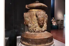 ARTIFAK NEPAL: Linga adalah representasi abstrak Shiva, dan penutup linga logam dalam sejarah memainkan peranan dalam penyembahan tuhan. - Foto BH oleh OLIVIA HO