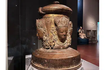 ARTIFAK NEPAL: Linga adalah representasi abstrak Shiva, dan penutup linga logam dalam sejarah memainkan peranan dalam penyembahan tuhan. - Foto BH oleh OLIVIA HO