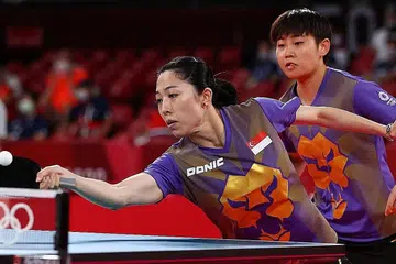 PULANG TANGAN KOSONG: Yu (depan) dan Lin beraksi menentang China dalam perlawanan beregu di suku akhir pasukan wanita tenis meja di Gimnasium Metropolitan Tokyo semalam. - Foto REUTERS