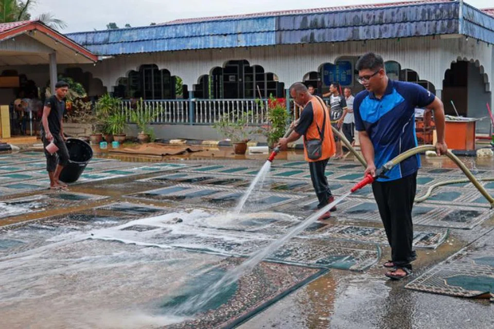 Kariah Masjid Pasir Simpul, Hulu Terengganu, Terengganu, bergotong-royong membersihkan masjid yang ditenggelami banjir sedalam 0.3 meter sebelum ini.