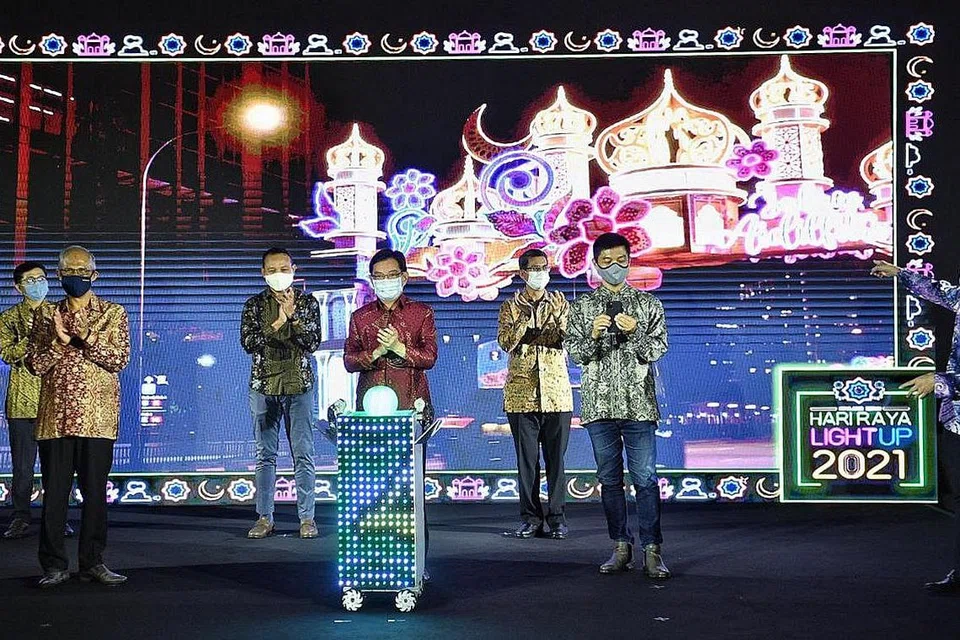 PERASMIAN PENYALAAN LAMPU: Encik Heng Swee Keat (barisan depan, dua dari kiri) melancarkan Penyalaan Lampu Hari Raya 2021 di Wisma Geylang Serai semalam. Bersama beliau (barisan depan, dari kiri) Menteri Bertanggungjawab bagi Ehwal Masyarakat Islam Encik Masagos Zulkifli Masagos Mohamad; Speaker Parlimen Encik Tan Chuan Jin dan Menteri Kedua Pendidikan merangkap Ehwal Luar Dr Maliki Osman, serta tetamu lain. - Foto BH oleh ARIFFIN JAMAR