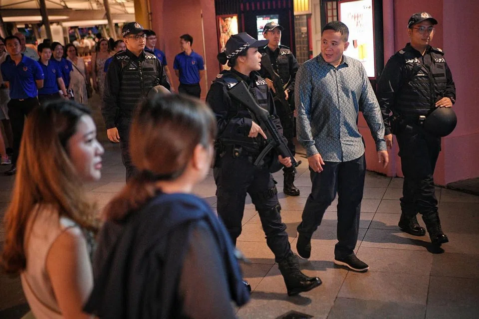TINGKAT RONDAAN: Encik Amrin bersama Pegawai Pasukan Tindak Balas 'In Situ' (IRT) yang sedang menjalankan rondaan di Clarke Quay.