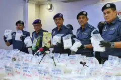 Timbalan Ketua Pengarah Jabatan Kastam Diraja Malaysia (Penguatkuasaan dan Pematuhan), Datuk Sazali Mohamad (tengah), menunjukkan dadah seberat 380 kilogram bernilai hampir RM12.54 juta yang dirampas di Lapangan Terbang Antarabangsa Kuala Lumpur (KLIA).