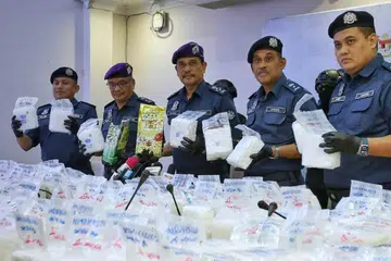 Timbalan Ketua Pengarah Jabatan Kastam Diraja Malaysia (Penguatkuasaan dan Pematuhan), Datuk Sazali Mohamad (tengah), menunjukkan dadah seberat 380 kilogram bernilai hampir RM12.54 juta yang dirampas di Lapangan Terbang Antarabangsa Kuala Lumpur (KLIA).