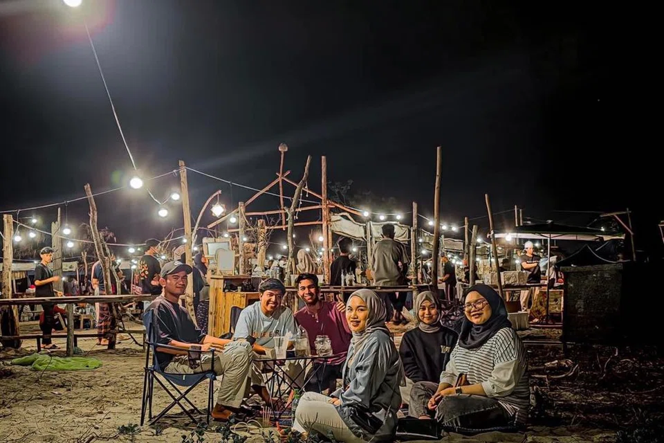 Aktiviti moreh dan sahur dengan konsep klasik dan tradisional di Pantai Pandak, Kuala Terengganu, Terengganu, mendapat sambutan pengunjung.