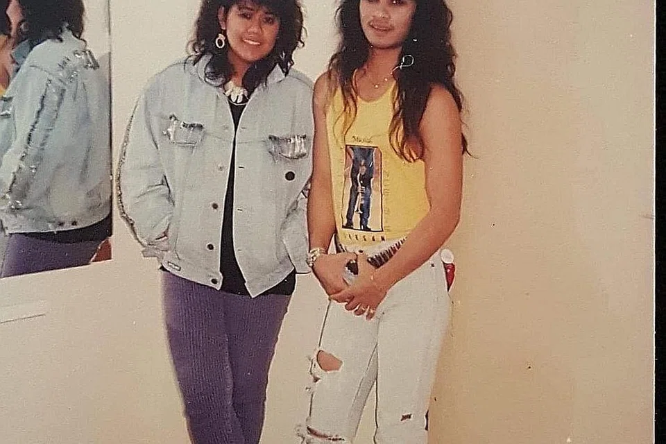 ZAMAN GEMILANG: Antara kenangan manis Shakhila (kiri) adalah menemui ikon rok Nusantara, Awie, daripada kumpulan Wings, dalam rakaman rancangan televisyen sekitar 1990-an. - Foto ihsan SHAKHILA HAMID